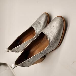 EUC Silver heels Coclico Daydream minimal pump cut silver nubuck 39 8.5